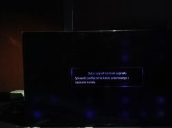 Ekran telewizora Samsung UE48H6400 z ciemnymi plamami i komunikatem o słabym sygnale.