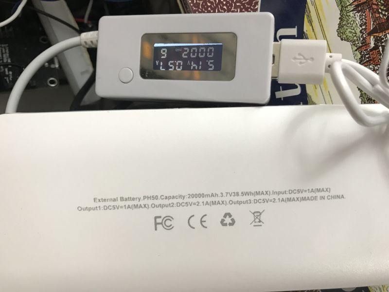 Tester USB pokazujący pobór prądu z białego powerbanka PH50 20000 mAh