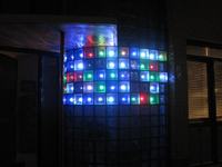 Ściana z luksferów podświetlana sterowanymi diodami LED