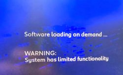 Komunikat na ekranie radia: Software loading on demand... System has limited functionality