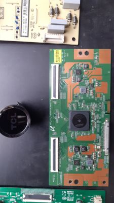 Części elektroniczne pochodzące z telewizora Thomson TCL, w tym płyta główna i inne komponenty.