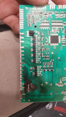 Uszkodzony moduł zmywarki Beko Uszkodzony moduł elektroniczny zmywarki z widocznymi spalonymi elementami.