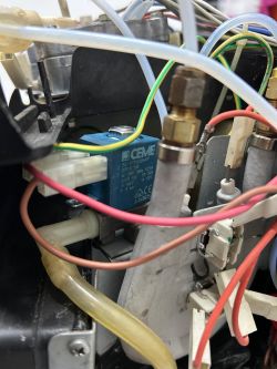 Wnętrze ekspresu z widocznym elektrozaworem CEME i połączeniami rurkami i przewodami
