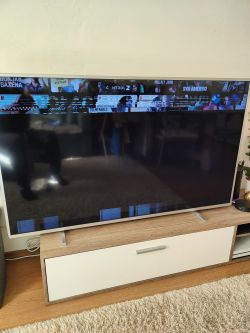 Telewizor Philips z poziomymi pasami na ekranie.
