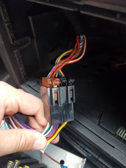 VW Golf 4 1.6SR - Radio Vordno HT-600BT resetuje ustawienia po wyjęciu kluczyka