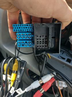 Podłączenie radia 2 din do Opel Vivaro - niewłaściwe wtyczki, poszukiwanie przejściówek