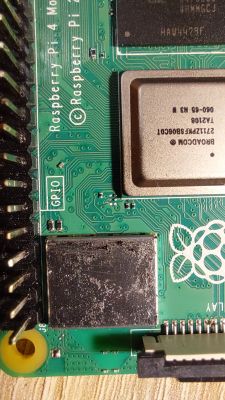 Mechaniczne uszkodzenie Raspberry Pi 4B - odczepiony element podczas zdejmowania radiatora