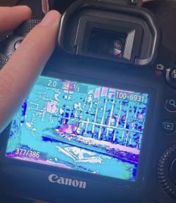 Ekran aparatu Canon 6D pokazujący obraz z przekłamanymi kolorami.