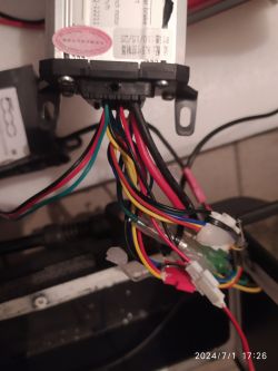 Wiązka przewodów podłączona do kontrolera hulajnogi FIAT 500 z widocznymi etykietami.