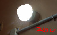 Oświetlenie LED na bazie klosza lampy jarzeniowej.