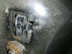 Uszkodzone oświetlenie tablicy rejestracyjnej - jak naprawić?