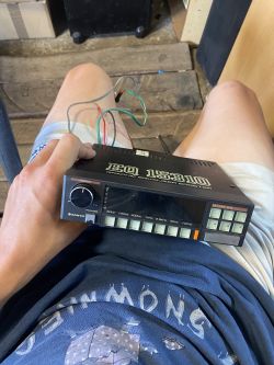 Podłączenie equalizera Sanyo EQ 15310 do radia samochodowego - różowy przewód i wyjścia głośnikowe