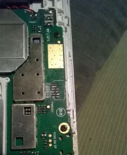 Widok zbliżenia na płytę główną urządzenia elektronicznego, z zaznaczonymi sekcjami dla Wi-Fi/GPS oraz pinami opisanymi jako PWRKEY i VCHG DM DP.