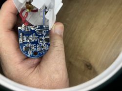 Elektronische Leiterplatte mit Bauteilen und Drähten in Hand gehalten