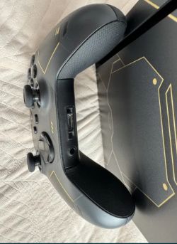 Kontroler Xbox Series X Halo Infinite Limited Edition na tle oryginalnego pudełka.