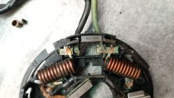 Zdemontowany wentylator chłodnicy, ukazujący kondensator, z którego jeden przewód nie jest podłączony.