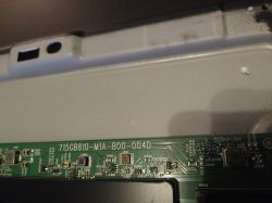 Zbliżenie na płytę drukowaną z oznaczeniem 715GB810-M1A-B00-004D.