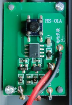 Płytka obwodu drukowanego z elementami elektronicznymi i przyciskiem.