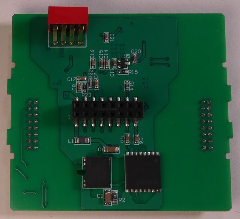 Zielona płytka PCB z podzespołami elektronicznymi, złączami i układami scalonymi.