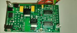 Zbliżenie na zieloną płytkę PCB z komponentami elektronicznymi i kolorowymi przewodami