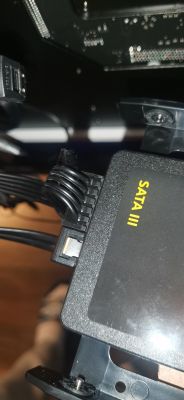 Dysk SSD podłączony do złącza SATA III w obudowie komputera.