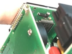 Zbliżenie na płytkę drukowaną z widocznym układem scalonym i elementami elektronicznymi.