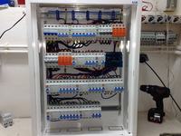 Zdjęcia najlepszych i najgorszych instalacji elektrycznych.