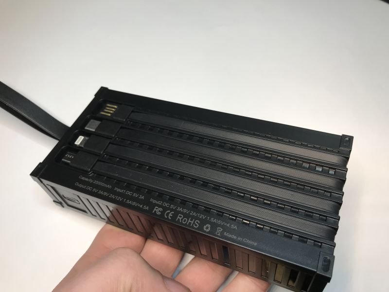 Powerbank Fumo Pro z czterema zintegrowanymi przewodami ładowania i danymi technicznymi
