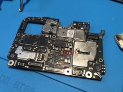 Realme 8 5G - naprawa po zalaniu, identyfikacja luźnego elementu na płycie i schematy