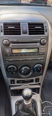 W53822 - czy radio ma moduł bluetooth i system głośnomówiący?