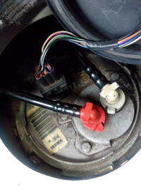 Ford Mondeo 1995 2.0 - Jak wymienić pompę paliwa i przewody?