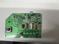 Płytka drukowana (PCB) lampy z widocznymi elementami elektronicznymi, przyciskami i cewkami.