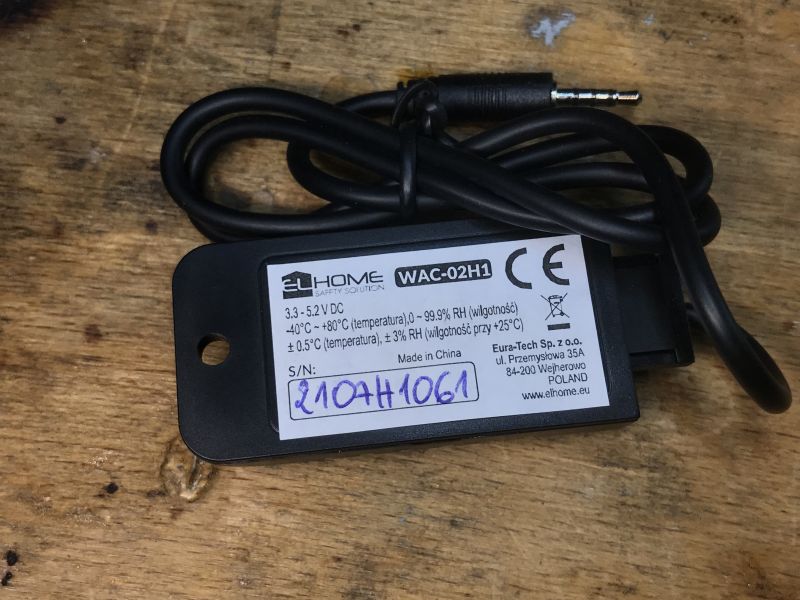 elHome WAC-02H1 Sensor elHome WAC-02H1 temperature and humidity sensor with label on wooden surface