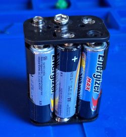 Koszyk na cztery baterie AA marki Energizer z wyprowadzeniami biegunów