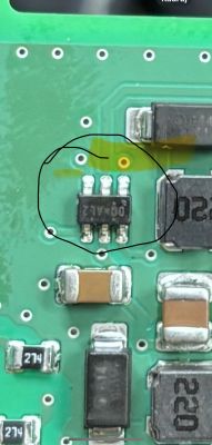 Zbliżenie na płytkę elektroniczną z zaznaczonym układem scalonym oznaczonym symbolem 00 AL2.