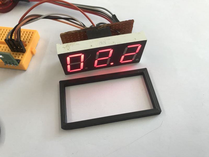 PIC18F2550 thermometer/hygrometer with AHT20 - part 2, ADC, brightness control, housing
