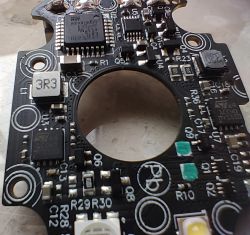 Latarka Black Diamond Storm 400 - zmniejsza jasność, niski wskaźnik baterii