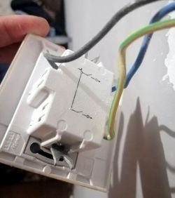 Podłączenie kontaktu podwójnego do lampy dwupunktowej - brak wejścia na uziemienie