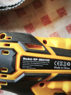 Naklejka informacyjna na obudowie narzędzia model KP-BS2102