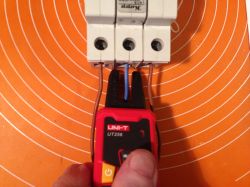 UNI-T UT256 Amperomierz widełkowy - krótki opis, wnętrze, zastosowanie.