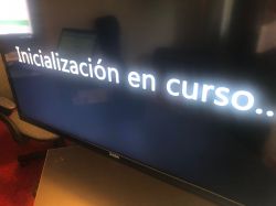 SABA TV screen with message Inicialización en curso.