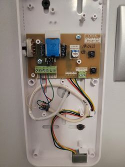 Widok otwartej obudowy unifonu analogowego CYFRAL SMART-5P z widocznym okablowaniem i płytką drukowaną.