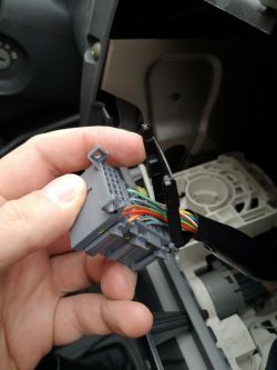 Wymiana radia w Suzuki Ignis - jak poprawnie podłączyć kable do nowego urządzenia z Aliexpress?