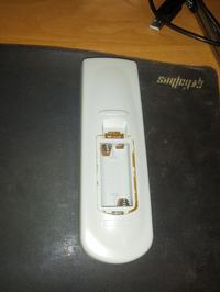 R-46G33 - Pilot nie posiada śrubek w jaki sposób go otworzyć ?