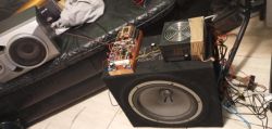 Zestaw audio z subwooferem, zasilaczem i okablowaniem.