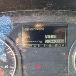 Wyświetlacz samochodowy z komunikatem AKTIV! i licznikami kilometrów.