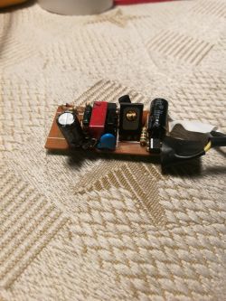 Płytka obwodu z elementami elektronicznymi na stole.