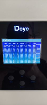 Wyświetlacz Deye BMS pokazujący parametry akumulatora litowego, takie jak napięcie, prąd i temperatura.