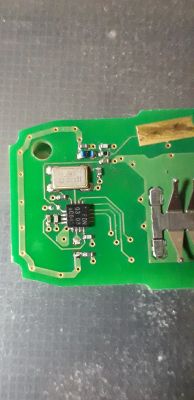 Ford Focus 2011r - Kluczyk keyless - brak dwóch elementów na PCB