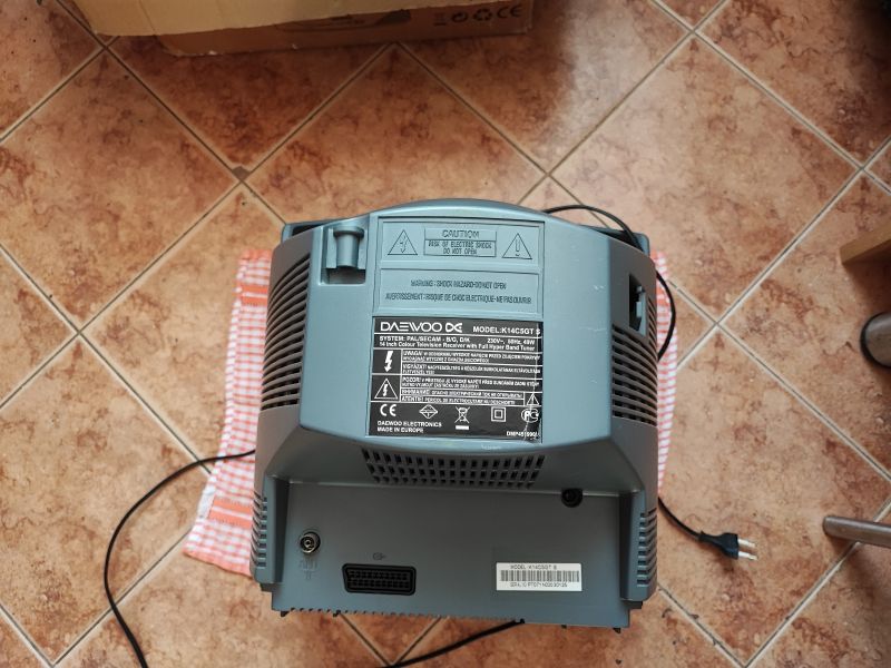 Tył telewizora kineskopowego Daewoo K14C5GT z widocznymi złączami i instrukcjami bezpieczeństwa.